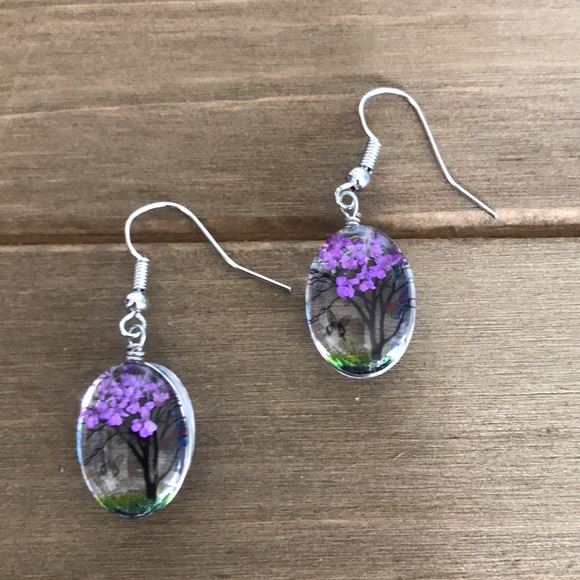 Gorgeous pressed flower in resin earrings! - Picture 1 of 3
